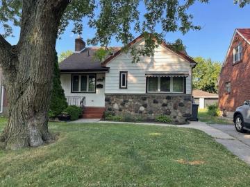 house for rent in 926 Thompson Boulevard Windsor, Ontario