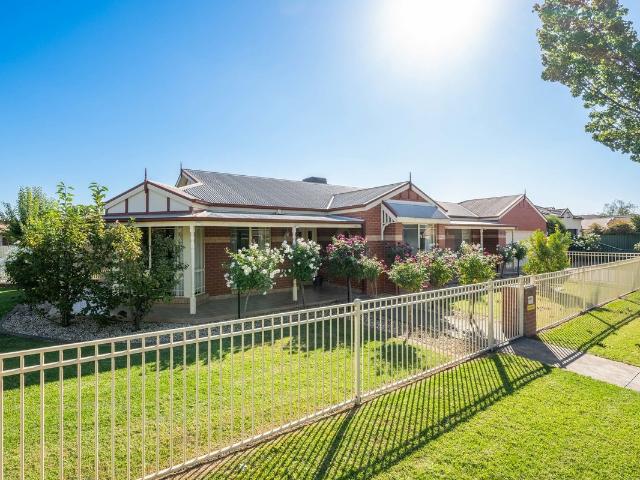 house for rent in 10 Crestwood Grove, Shepparton