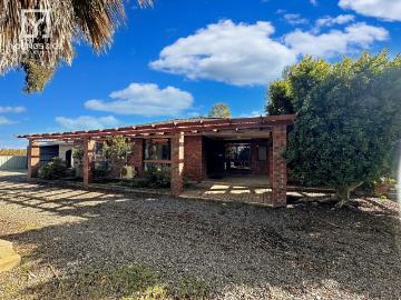 Ghan, South Australia - Equipped kitchen
