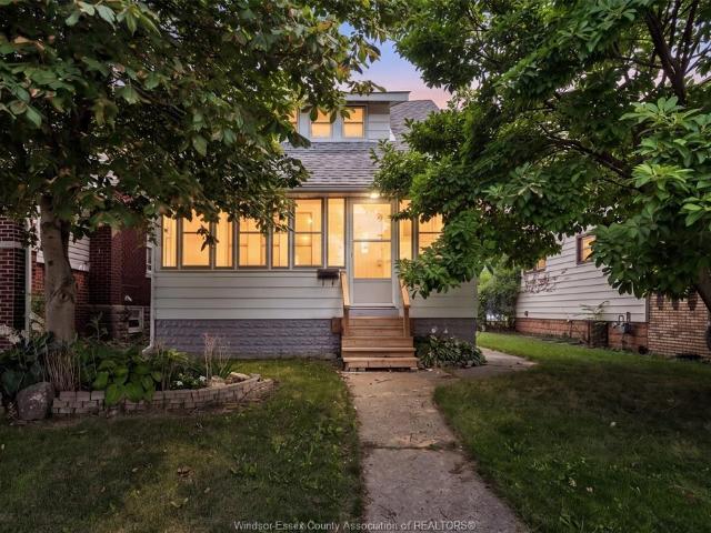 house for rent in 1245 Giles Boulevard Windsor, Ontario