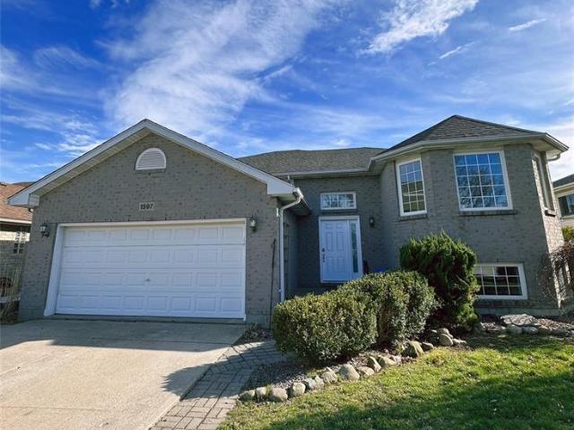 house for rent in 1597 Whitewood Lakeshore, Ontario