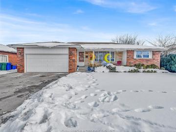 house for rent in 2450 Mckay Avenue Windsor, Ontario
