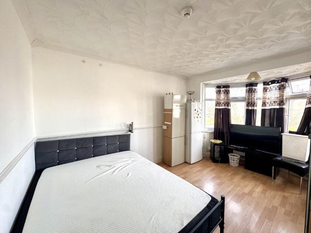 house for rent in Wimborne Avenue, UB4 0HJ