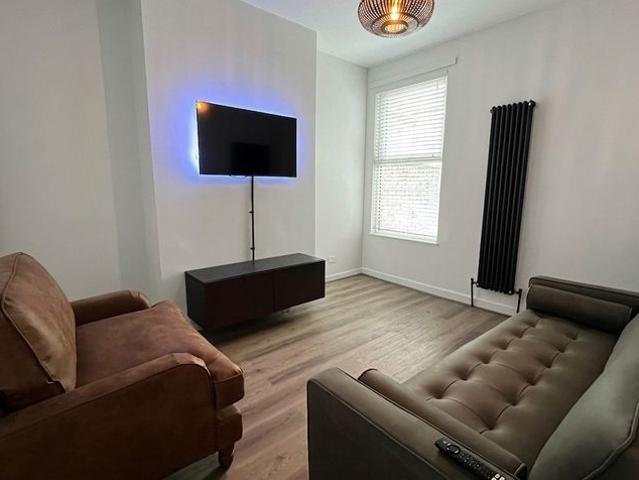 house for rent in Adelaide Road, Kensington, L7