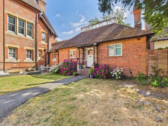 house for rent in Crowthorne Road, GU47 8PF