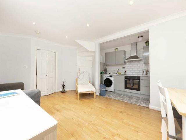 house for rent in Gladstone Mews, London