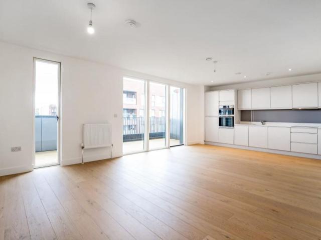 house for rent in Grove Park, London, NW9
