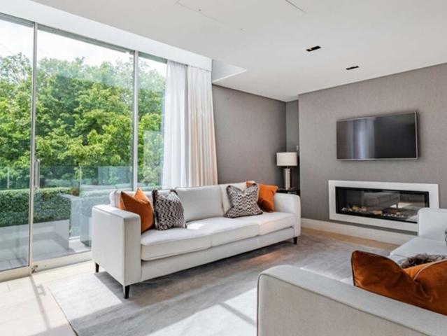 2 bedroom flat to rent on Green Street, London