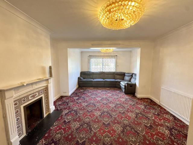 house for rent in Hanworth Road, TW4 5NT