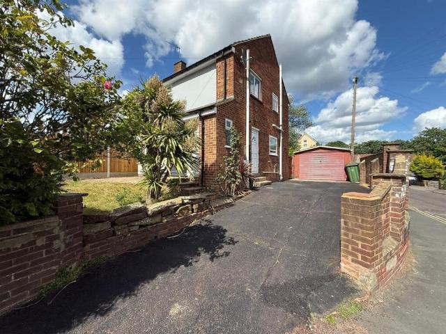 house for rent in Hawthorn Road, GU16 8SE