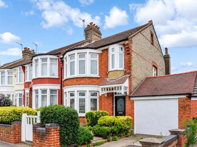 house for rent in Hedge Lane, Palmers Green, N13