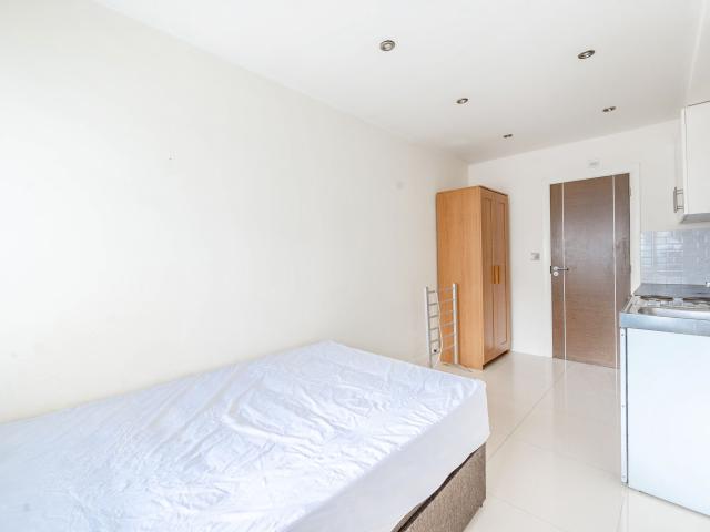 House for Rent in Hermitage Way | Foxtons