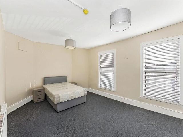 house for rent in High Road, IG8 0XG