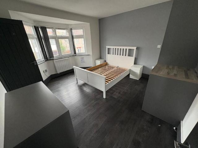 house for rent in Little Road, UB3 3BT