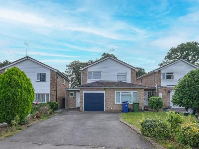 house for rent in Oaktree Way, GU47 8QS