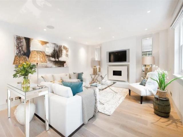 4 bedroom terraced house to rent on Pavilion Road, London