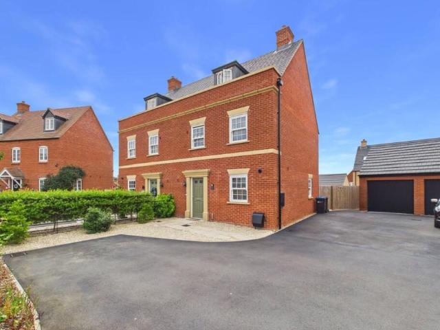 house for rent in Pontefract Avenue, NN12 6UG