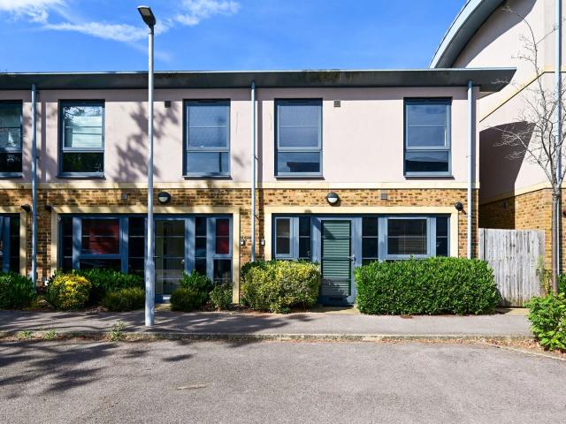 house for rent in Pond Road, Farnborough, GU14