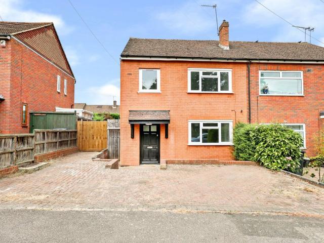 house for rent in Rookwood Gardens, Loughton, IG10 2DQ