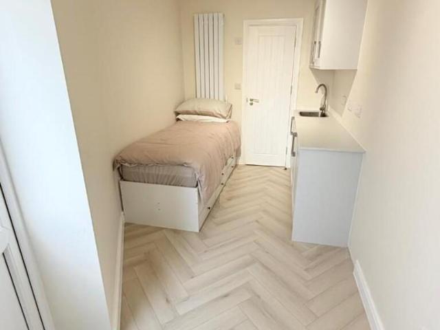 house for rent in Rochford Avenue, RM6 5DH