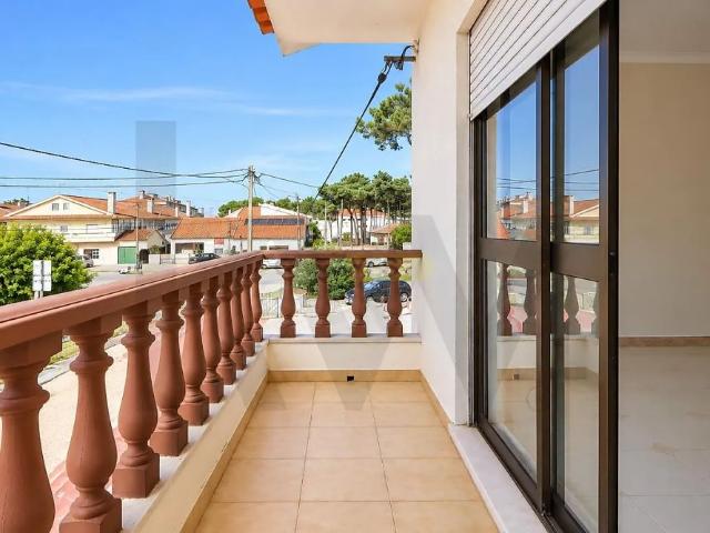 House Floor T3 in Fernão Ferro, Seixal