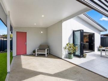 House & Granny Flat | Walk to Beach, Village & Waterfront