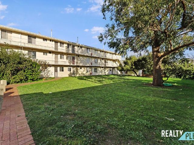 house in 4/3 Burgundy Crescent, SPEARWOOD WA 6163