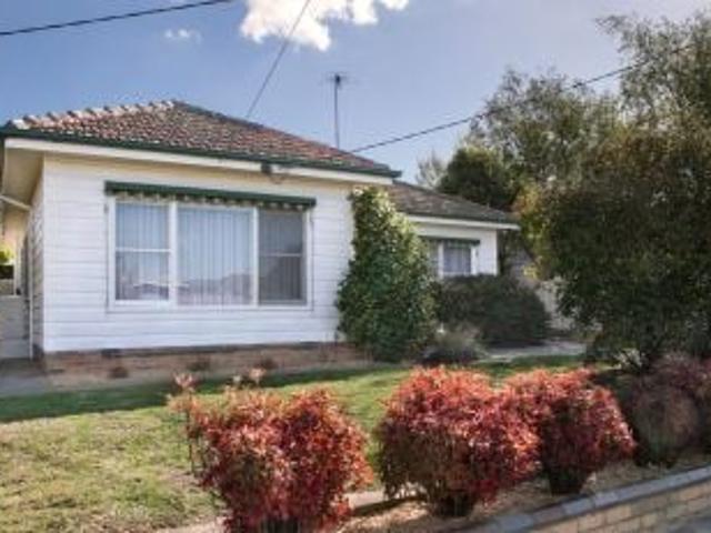 house in 11 El Ramleh Ave, Wendouree VIC 3355