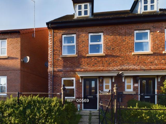 house in 17 Runnymede Lane, Kingswood, HU7 3AD