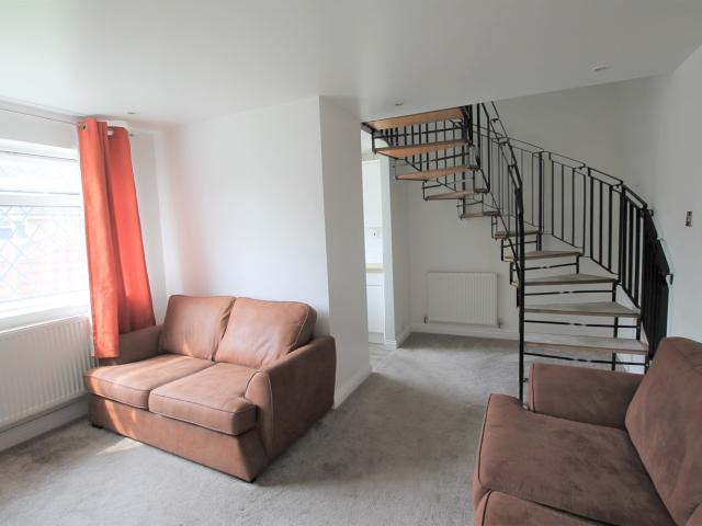 house in 1 Greenfield Garth, Hull, HU6 7YF