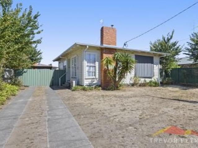 house in 27 Primrose Street, Wendouree Vic 3355