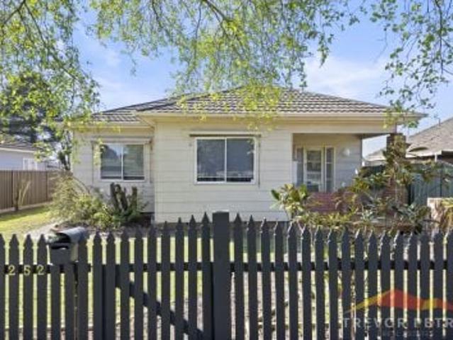 house in 252 Forest St, Wendouree VIC 3355