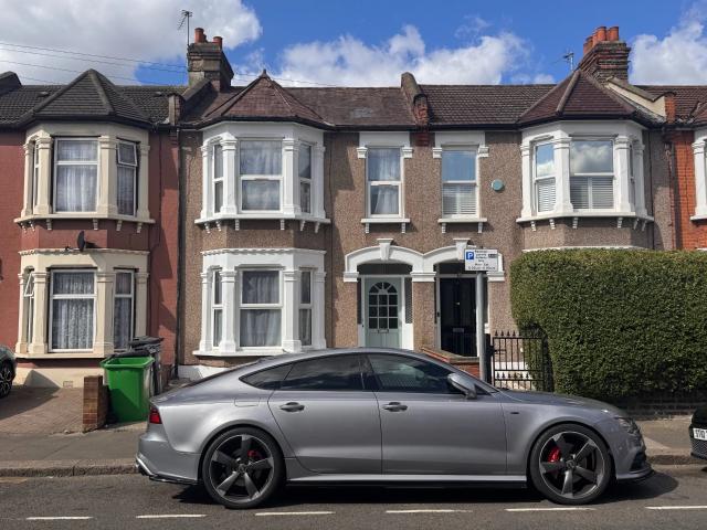 apartment for rent at Elmstead Road, Ilford, IG3