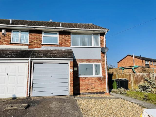house in Fraser Close, Off Hilton Avenue, Nuneaton, CV10 9LZ