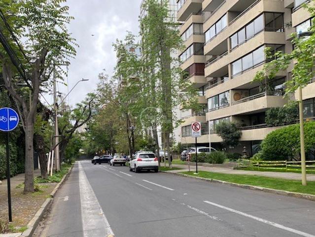 house in Renato Sanchez / Metro El Golf, Las Condes