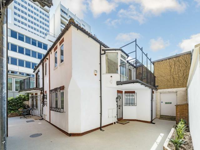 house in Romney Mews, Marylebone, W1U