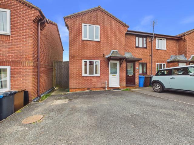 house in Samantha Court, Oakwood