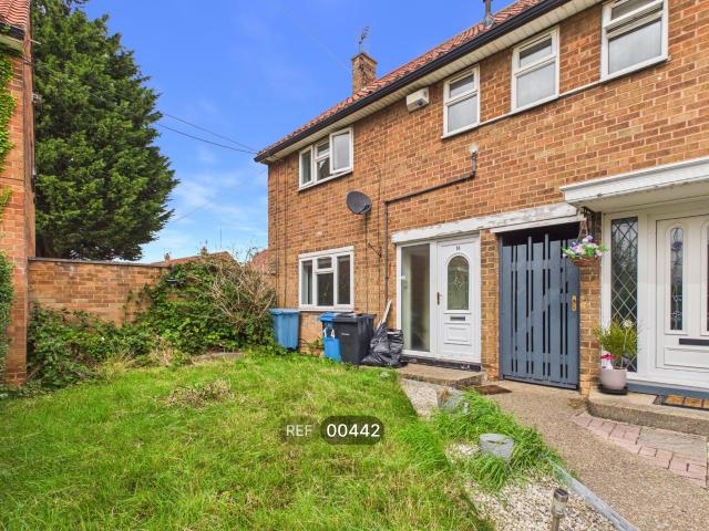 house in Stapleford Close, Greatfield, HU9