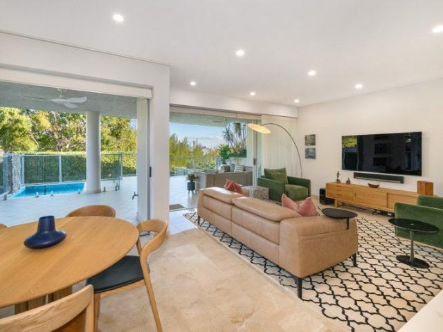 House Like Luxury with a Private Pool in an Exclusive Cul de Sac