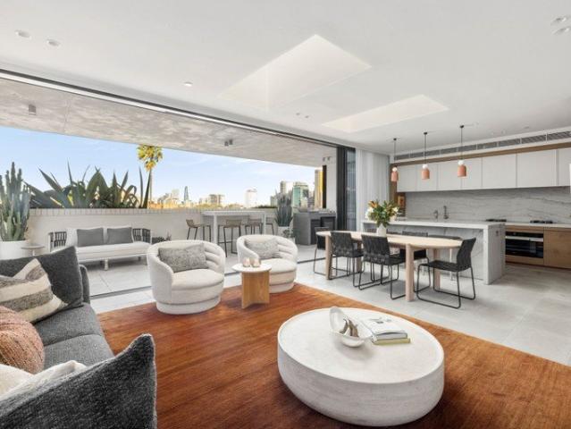 House Like Luxury with Iconic Harbour Views