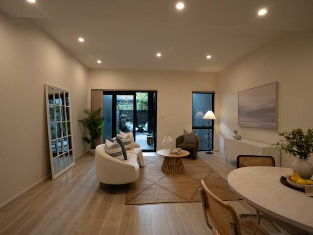 House Like Living with a Sunlit North Facing Garden Courtyard