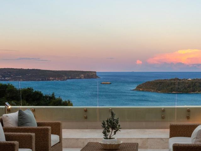 House Like Penthouse Apartment with Panoramic Harbour Views