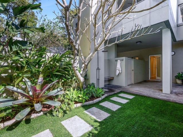 House Like Space and Contemporary Style in the Heart of Newport