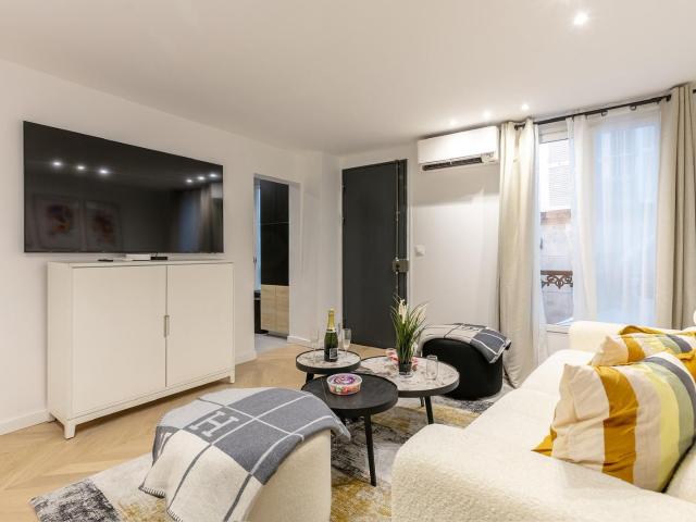 House Parisian elegance just steps from the Eiffel Tower with reversible air conditioning