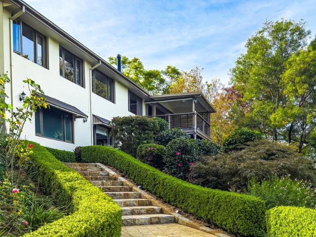 House set on 1 acre in the heart of Kurrajong Village, a short walk to the shops, cafes,and restaurants