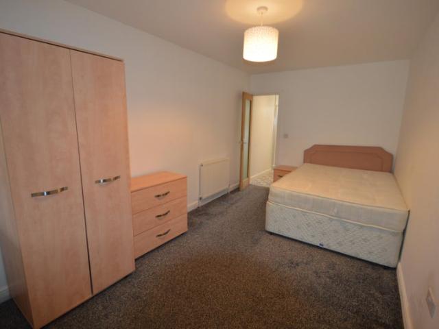 House share in 4 bedroom house