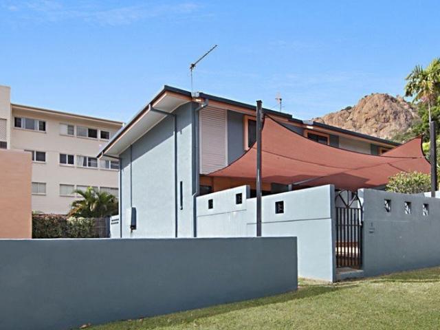 HOUSE SIZE TOWNHOUSE LARGE COURTYARD GREAT LOCATION