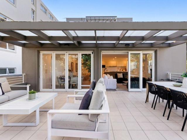 House Sized Boutique Apartment with Serene Outlooks Over Cooper Park