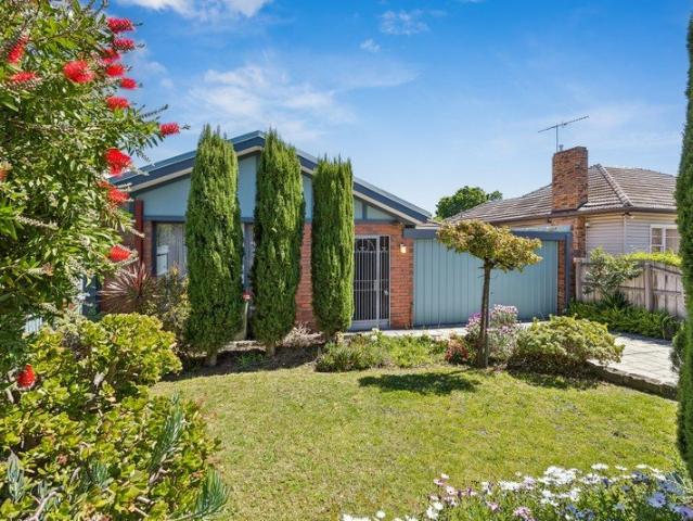 House Sized, Hassle Free And Steps From Centre Road