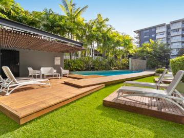 House Sized Luxury in Flow 240m² of Renovated River West End Living